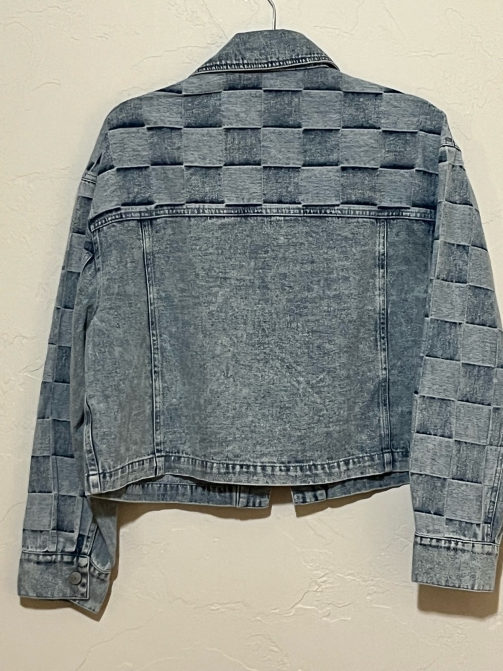 ee:some NEW Acid Washed Blue Woven or Patchwork Denim Jacket
Cropped Versatile - Picture 4 of 8